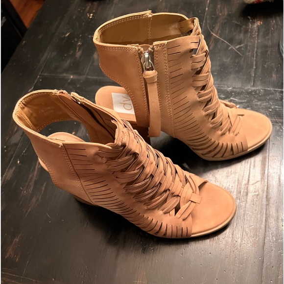 Tan sling back heels - Picture 2 of 4